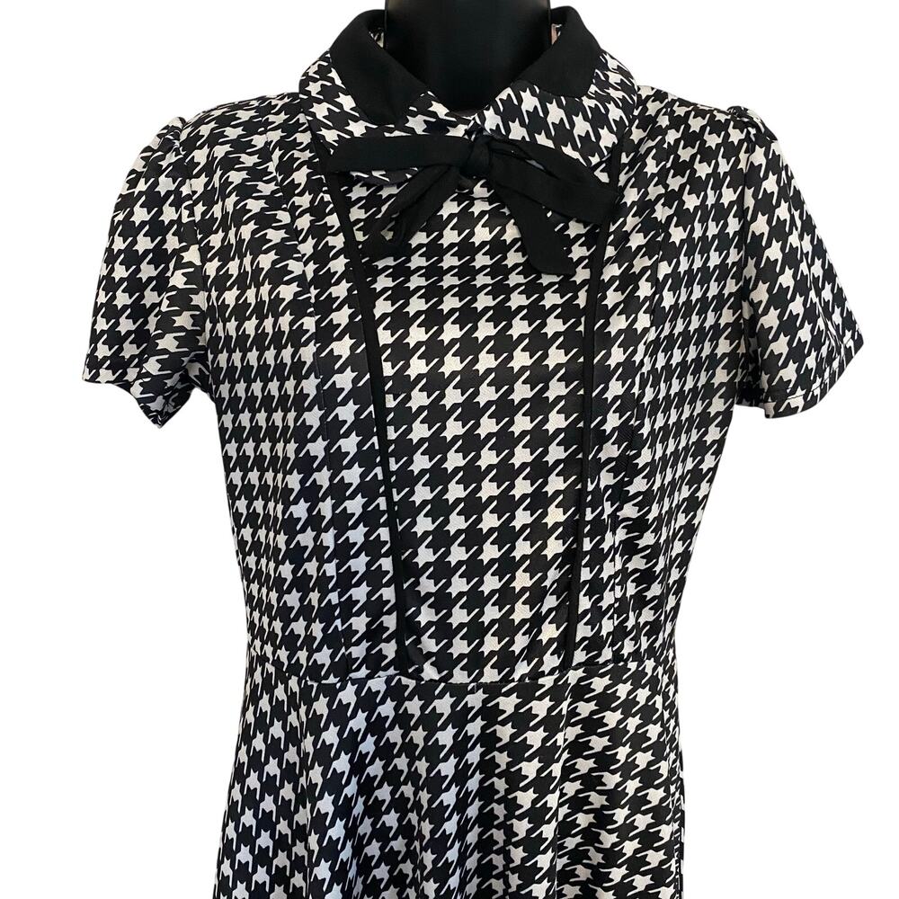 Iconic Unique Vintage Houndstooth Dress Womens Sz Medium Retro Mod Short Sleeve